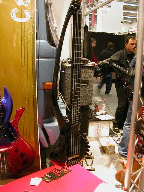 l-bow-v-black-gerd.jpg